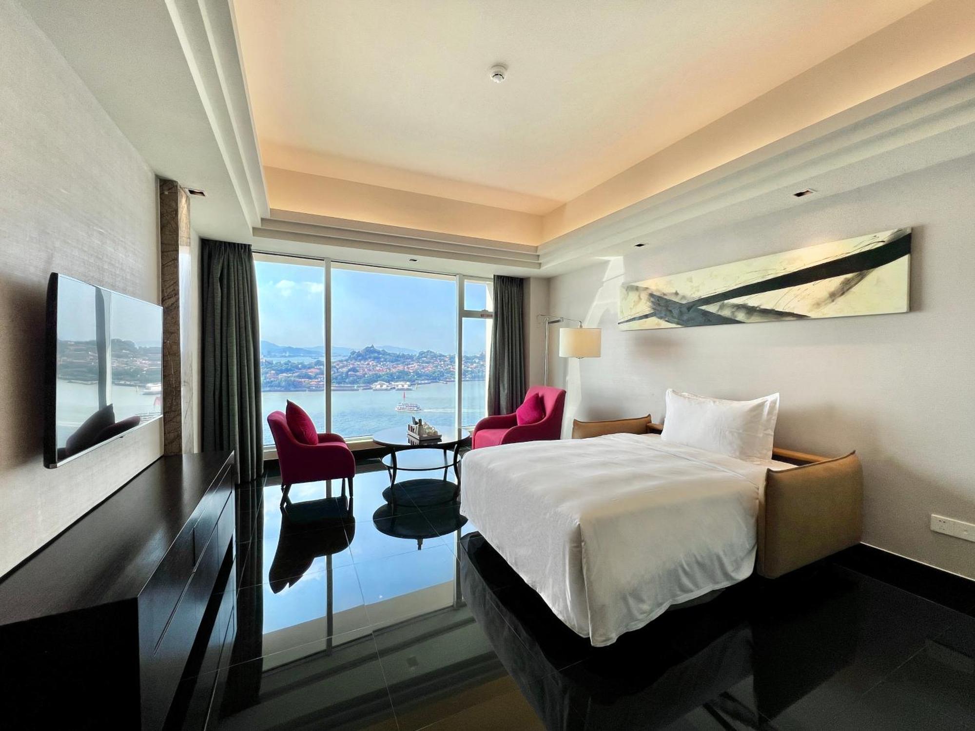 Hotel Swiss Grand Xiamen-harbour View 5*